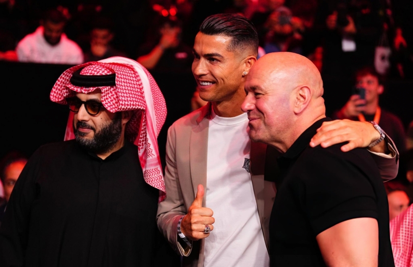 Dana White (phải ngoài cùng) có mối quan hệ tốt với Cristiano Ronaldo (giữa).