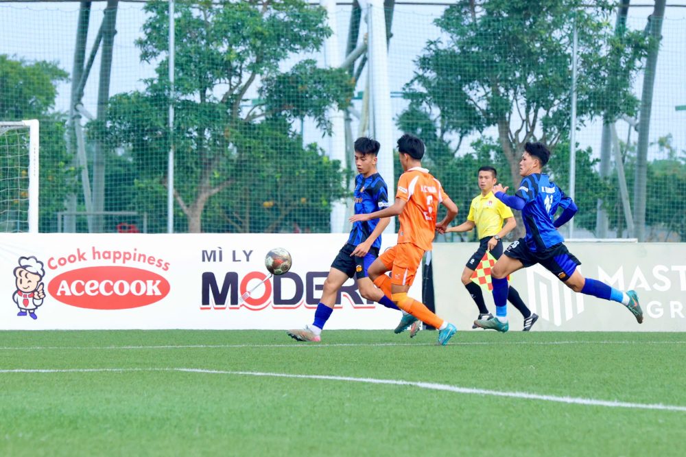 Pha tranh bóng giữa cầu thủ hai đội U19 SHB Đà Nẵng và U19 LPBank HAGL