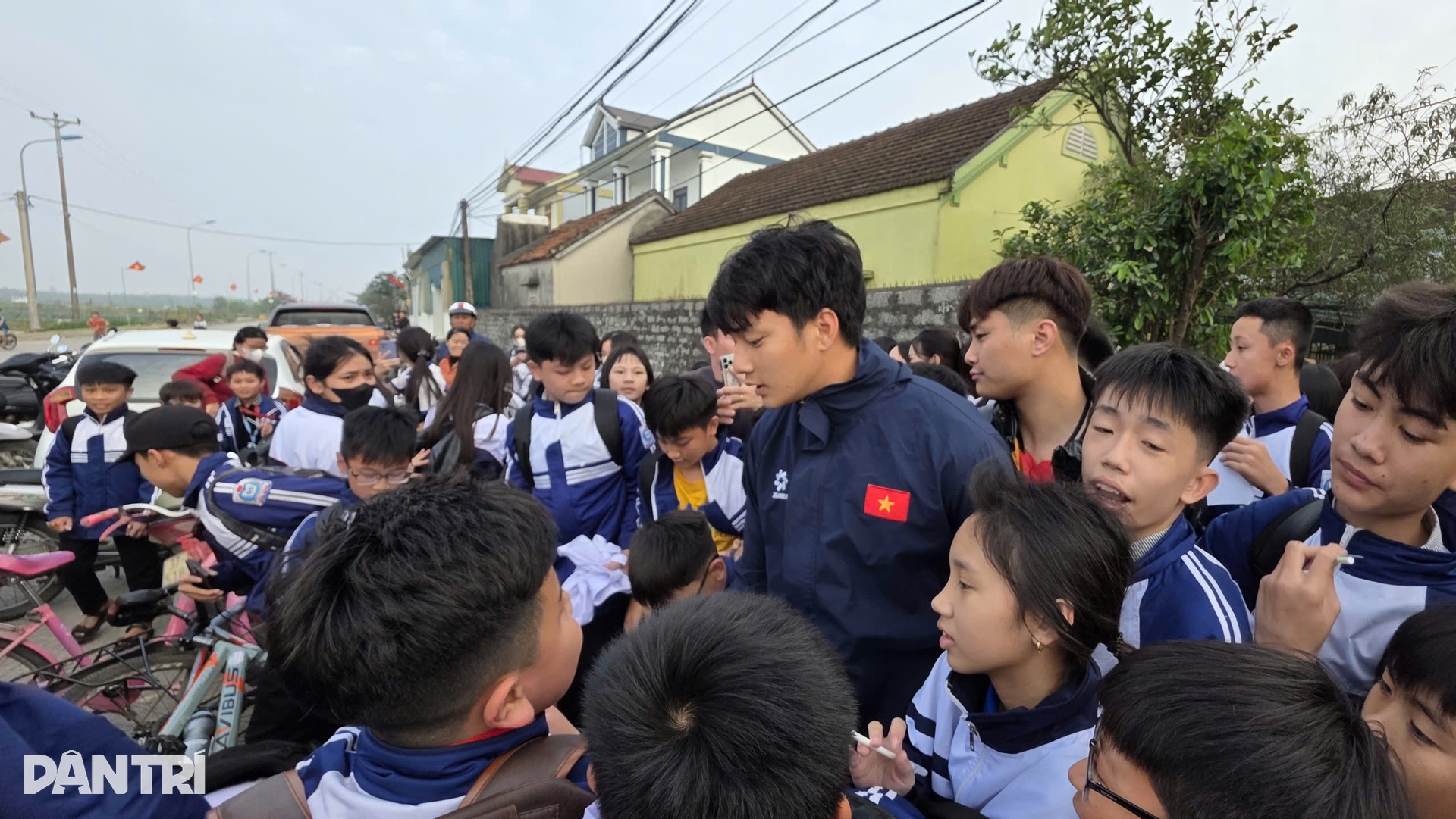 Người hâm mộ vây quanh thủ môn Cao Văn Bình