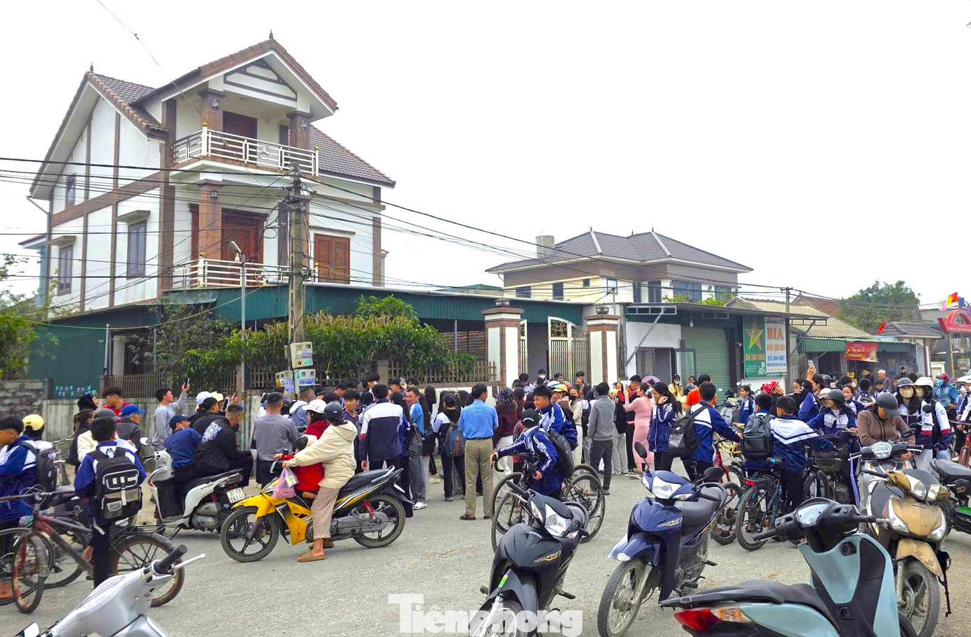 Fan hâm mộ vây kín chào đón thủ môn trẻ