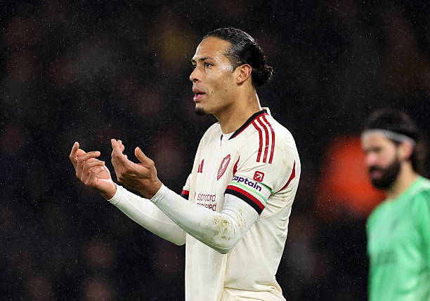 Virgil Van Dijk mắc sai lầm khiến Liverpool để thủng lưới.