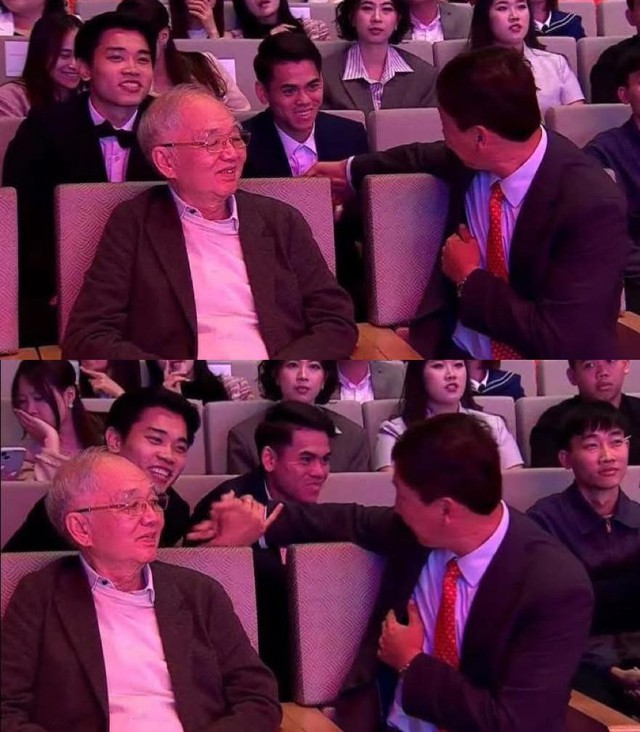 Bắt trọn ánh mắt rưng rưng tự hào của HLV Kim Sang-sik khi Đình Bắc, Khuất Văn Khang được vinh danh- Ảnh 1. Bắt trọn ánh mắt rưng rưng tự hào của HLV Kim Sang-sik khi Đình Bắc, Khuất Văn Khang được vinh danh- Ảnh 1.