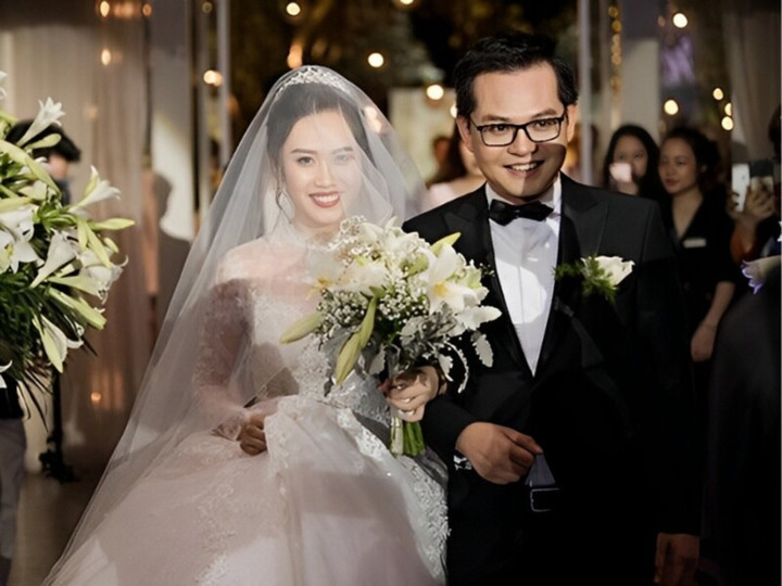 NSND Trung Hiếu bên vợ Thu Hà ngày cưới.