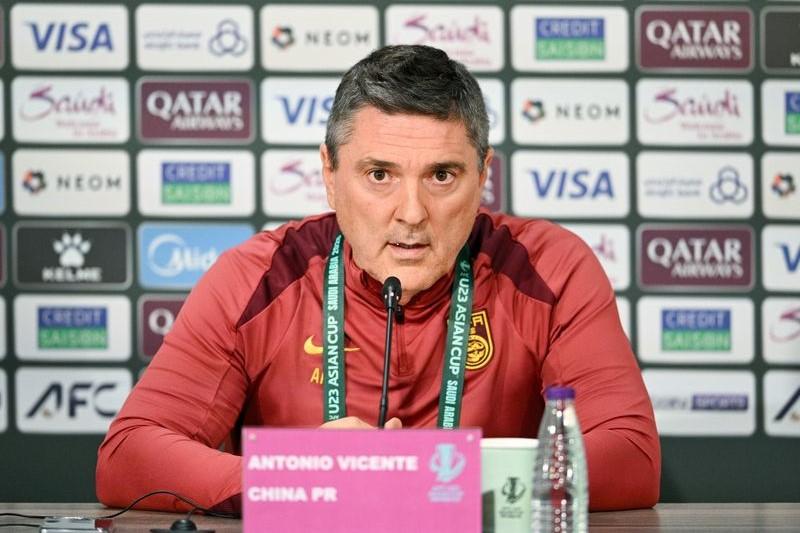 HLV Antonio Puche vui mừng sau chiến thắng