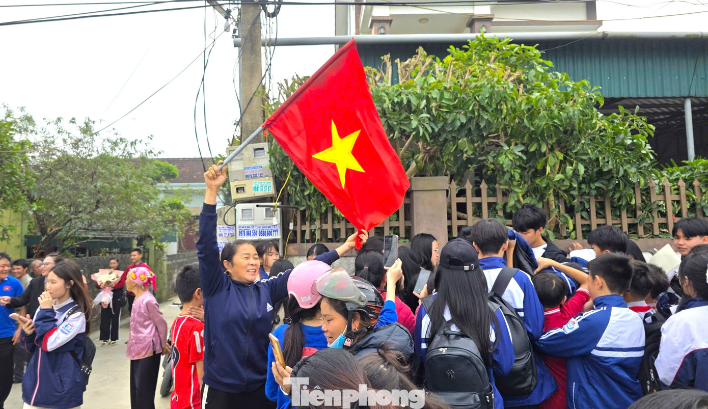 Người dân tập trung chờ đón thủ môn Cao Văn Bình