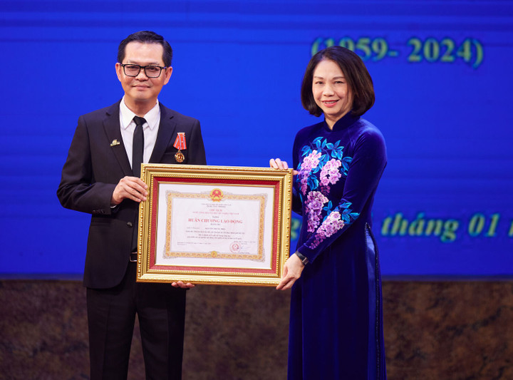 NSND Trung Hiếu được trao tặng Huân chương Lao động hạng Ba.