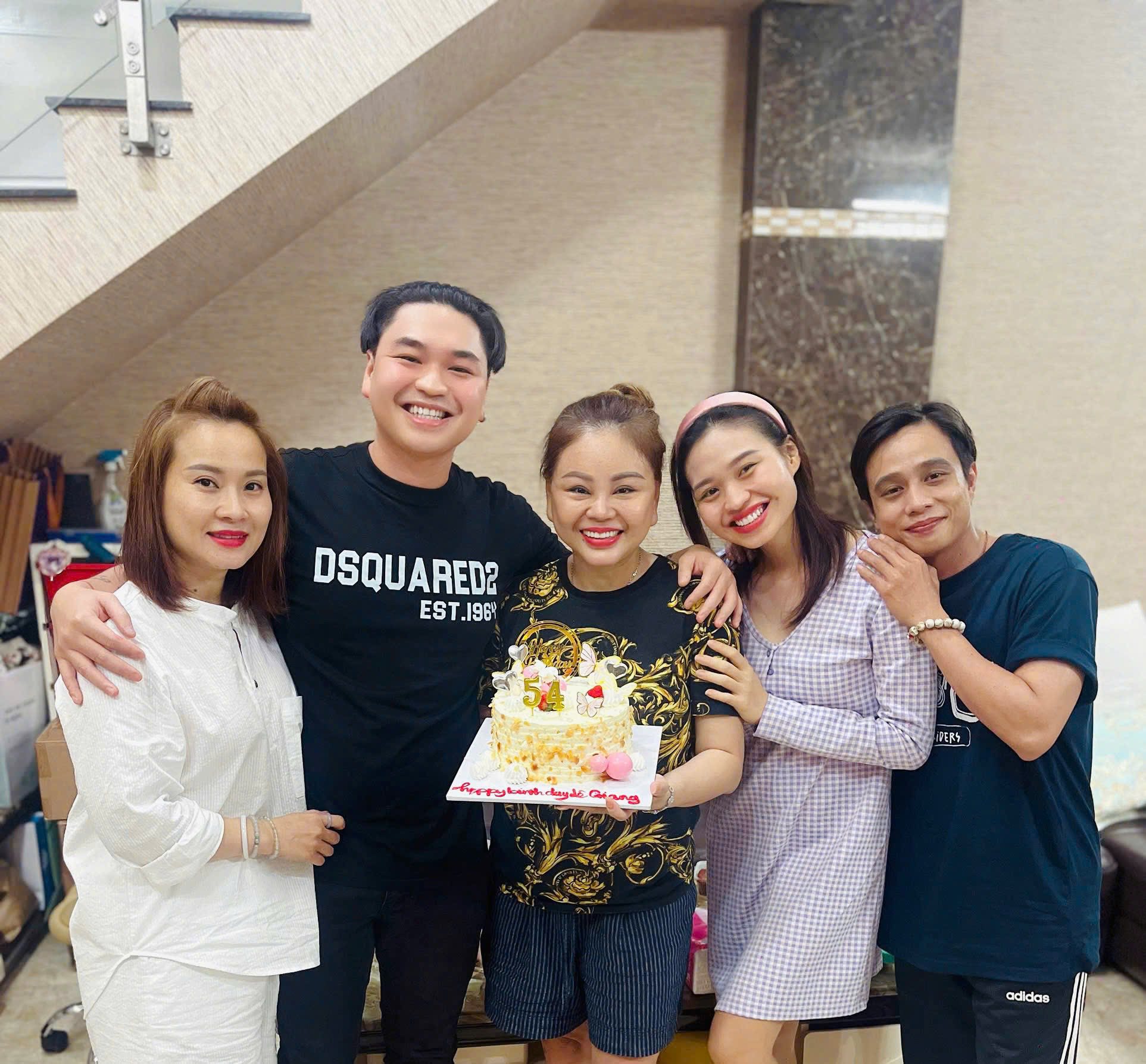 Hồ bơi và tiểu cảnh quanh biệt thự