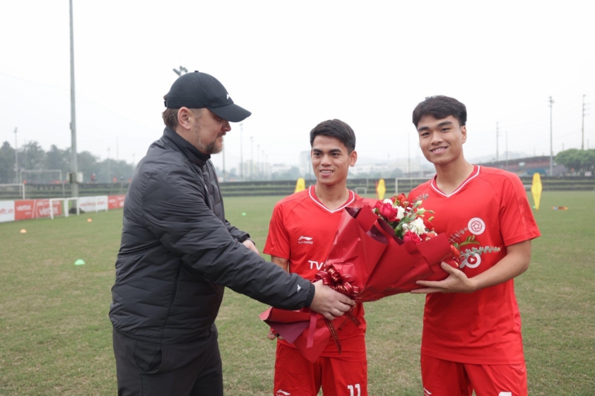 HLV Popov gửi lời chúc đặc biệt đến Văn Khang và Công Phương