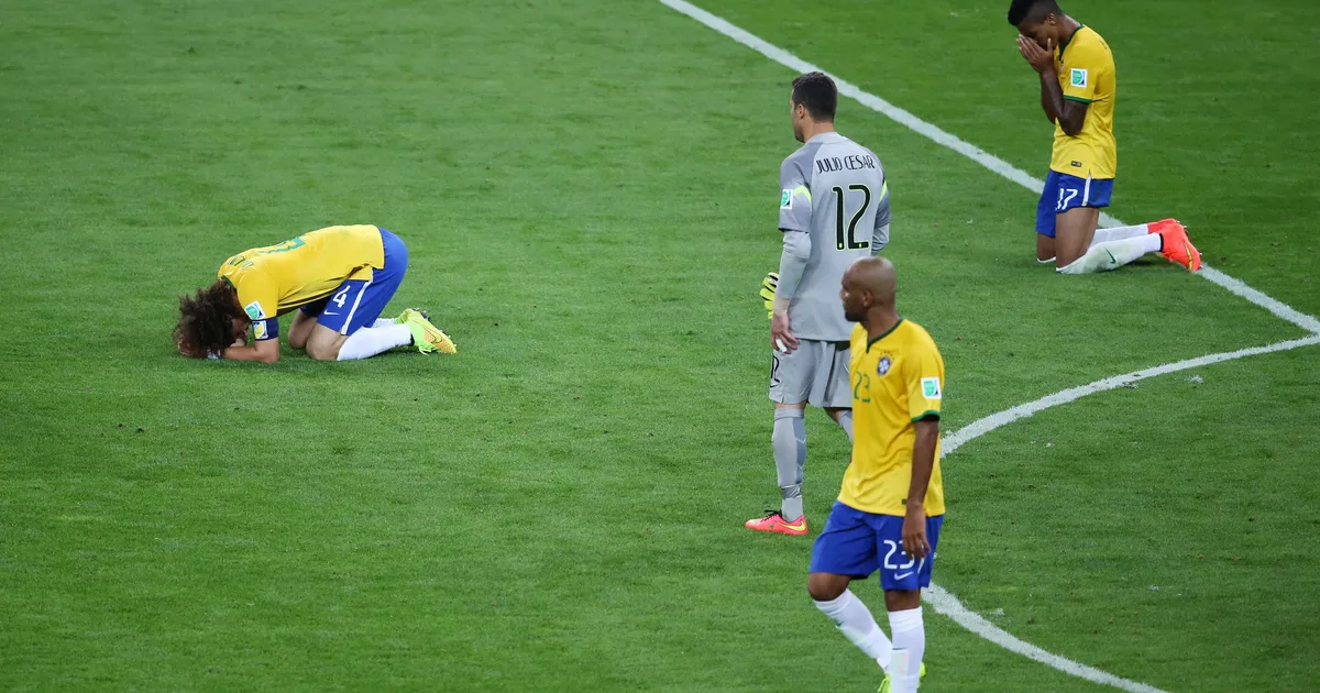 David Luiz quỳ gục trên sân Mineirao