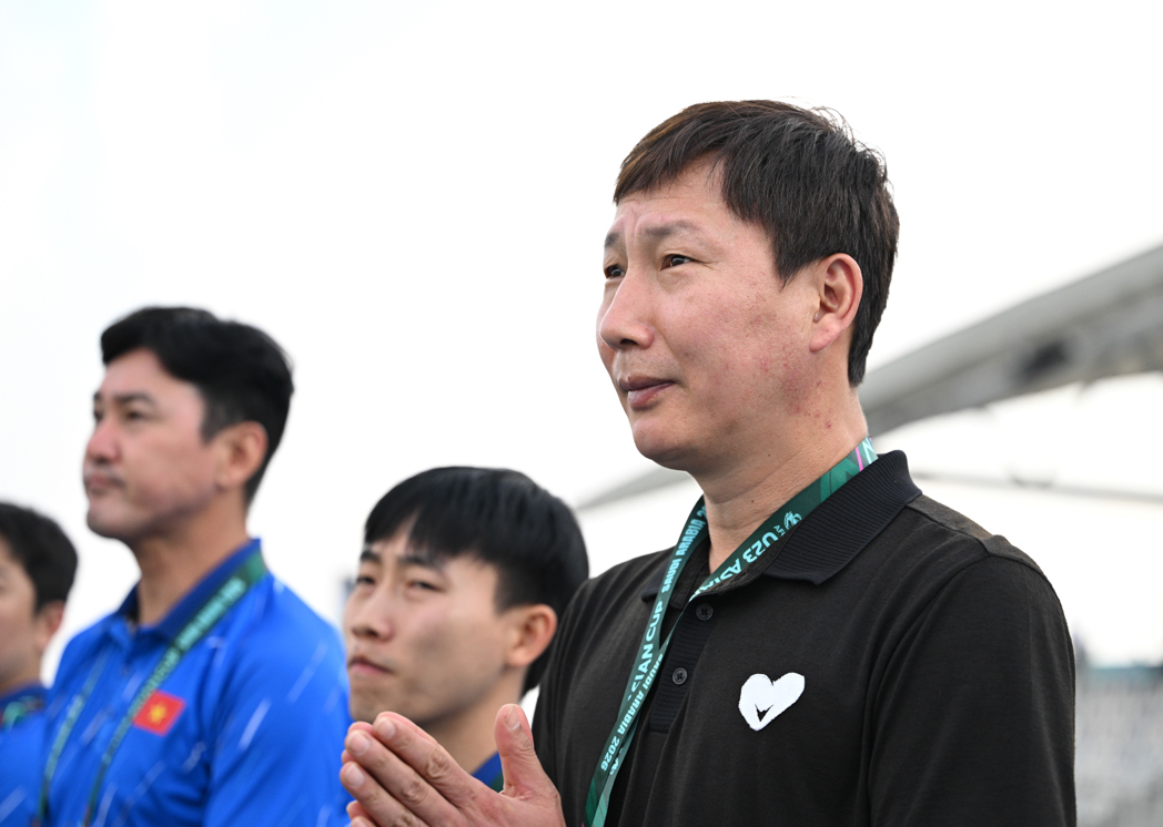 HLV Kim Sang-sik nhận tin kém vui