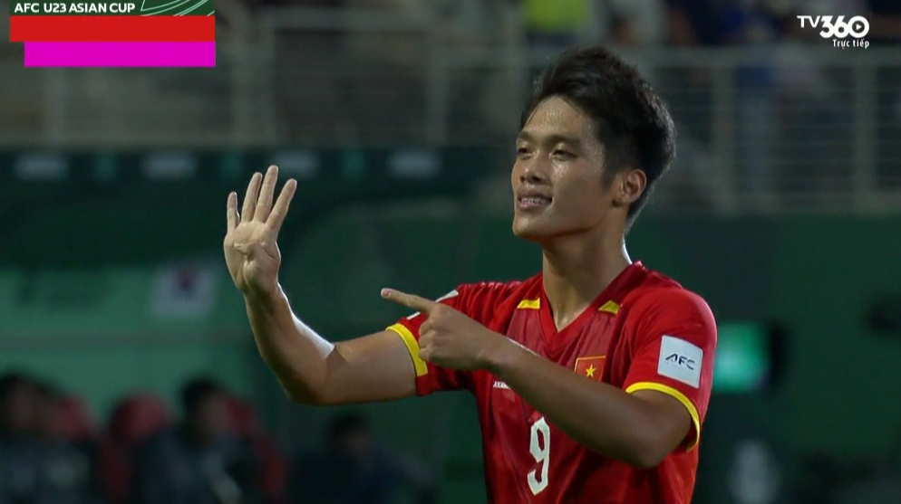 Quốc Việt thể hiện sự tri ân đặc biệt khi ghi bàn vào lưới U23 Hàn Quốc Quốc Việt giơ 4 ngón tay - số áo của Hiểu Minh như lời động viên người đồng đội đang chấn thương