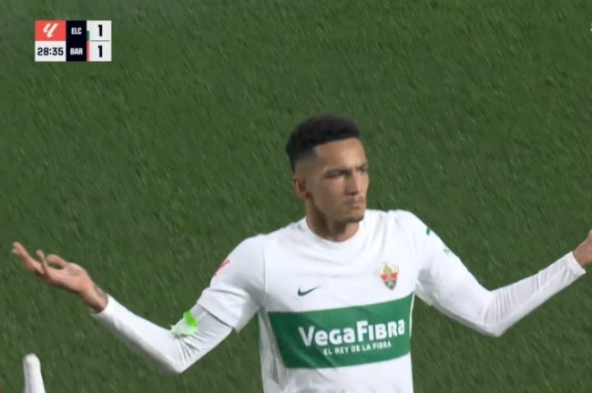 Alvaro Rodriguez ghi bàn cho Elche