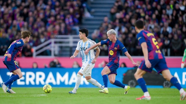 Một trận đấu giữa Real Oviedo và Barcelona.