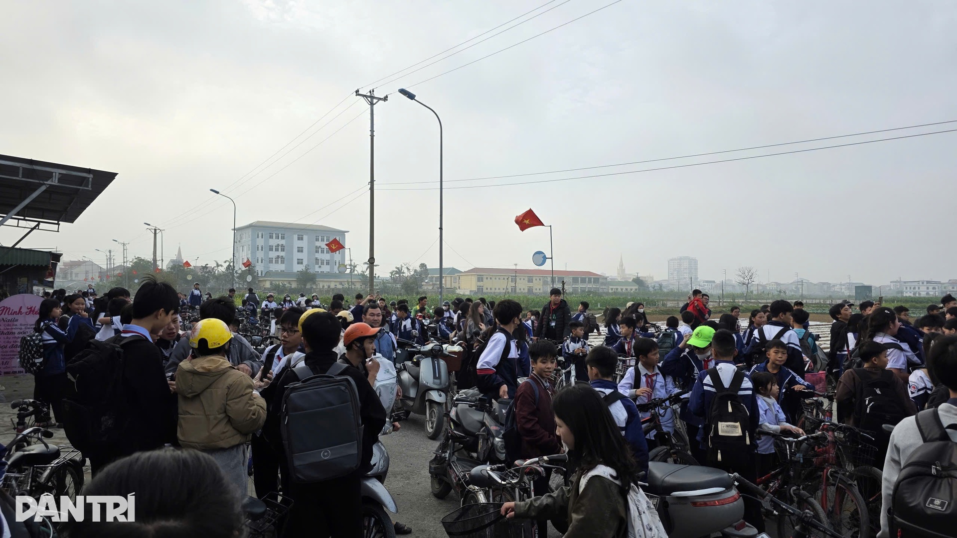 Hàng trăm người vẫn tiếp tục tìm đến nhà thủ thành vào cuối ngày