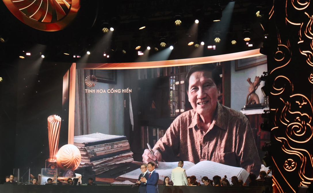 Nhạc sĩ Phạm Tuyên tại nhà tập thể phố Vạn Bảo