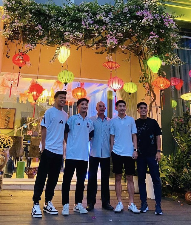 Cuộc hội ngộ của thầy Giôm và trò cũ