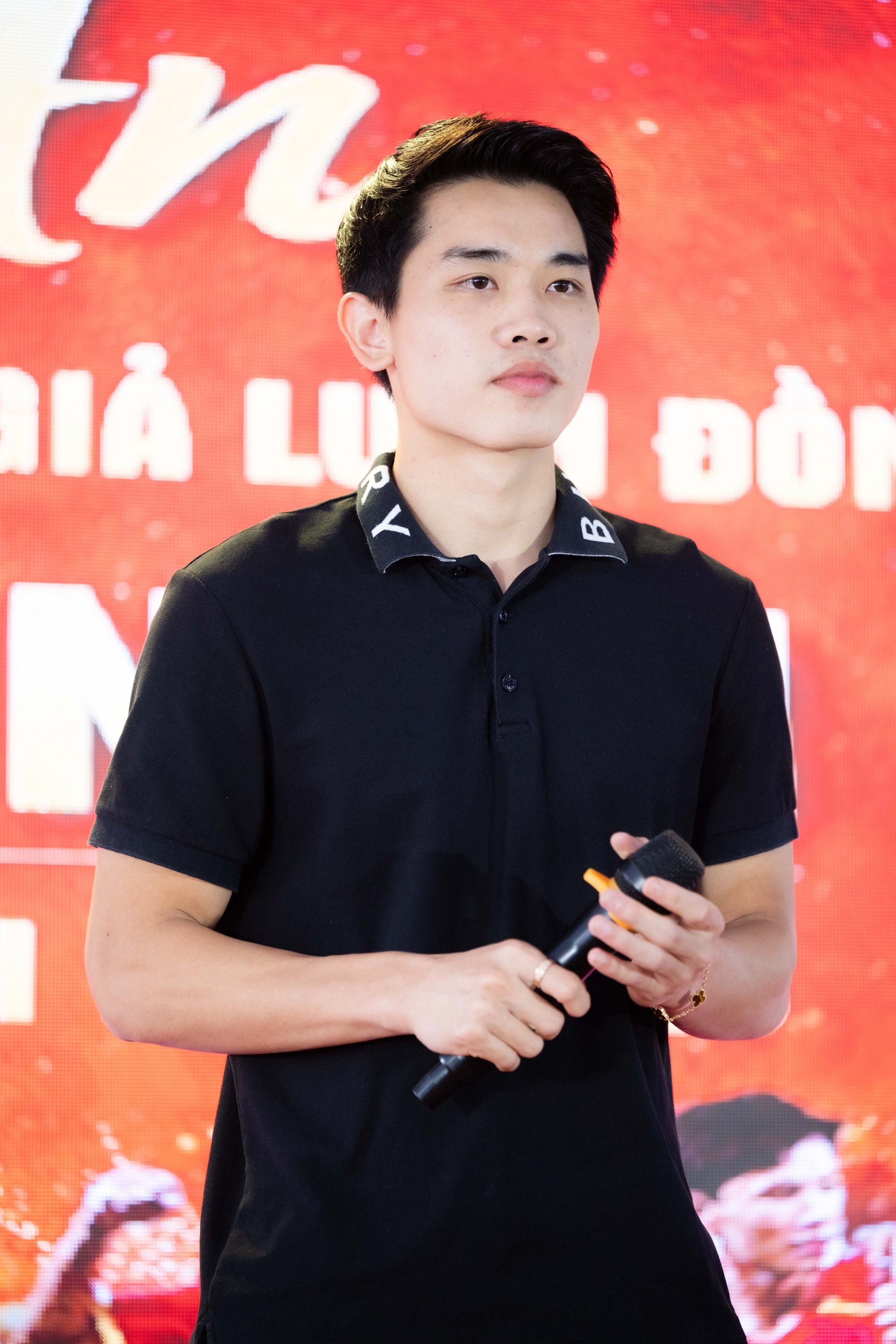 Đình Bắc gây sốt với visual sáng bừng: Trên sân là 'vua phá lưới', về làng mở tiệc là hotboy vạn người mê - Ảnh 1.