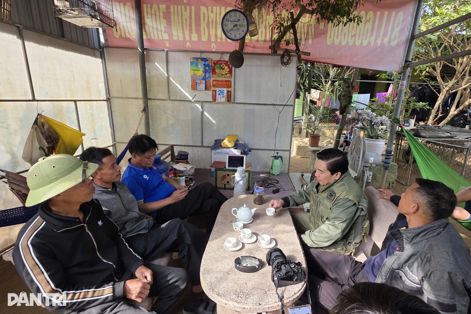 Bà con trong thôn xóm chia vui cùng gia đình Cao Văn Bình