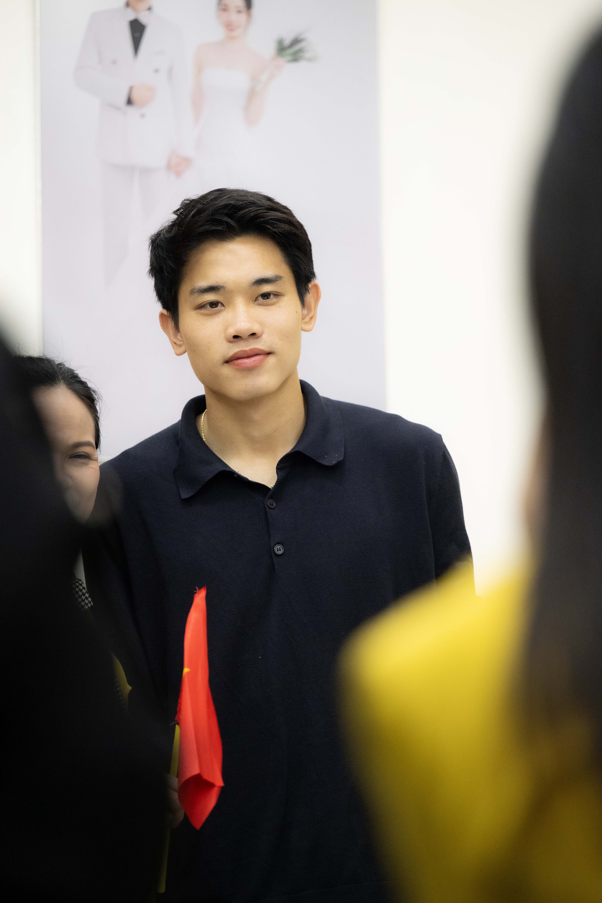 Tại sân vận động của xóm – nơi ghi dấu những bước chạy đầu tiên của chân sút sinh năm 2004 gia đình Đình Bắc đã bày biện 180 mâm cỗ để thết đãi hơn 1.800 khách mời