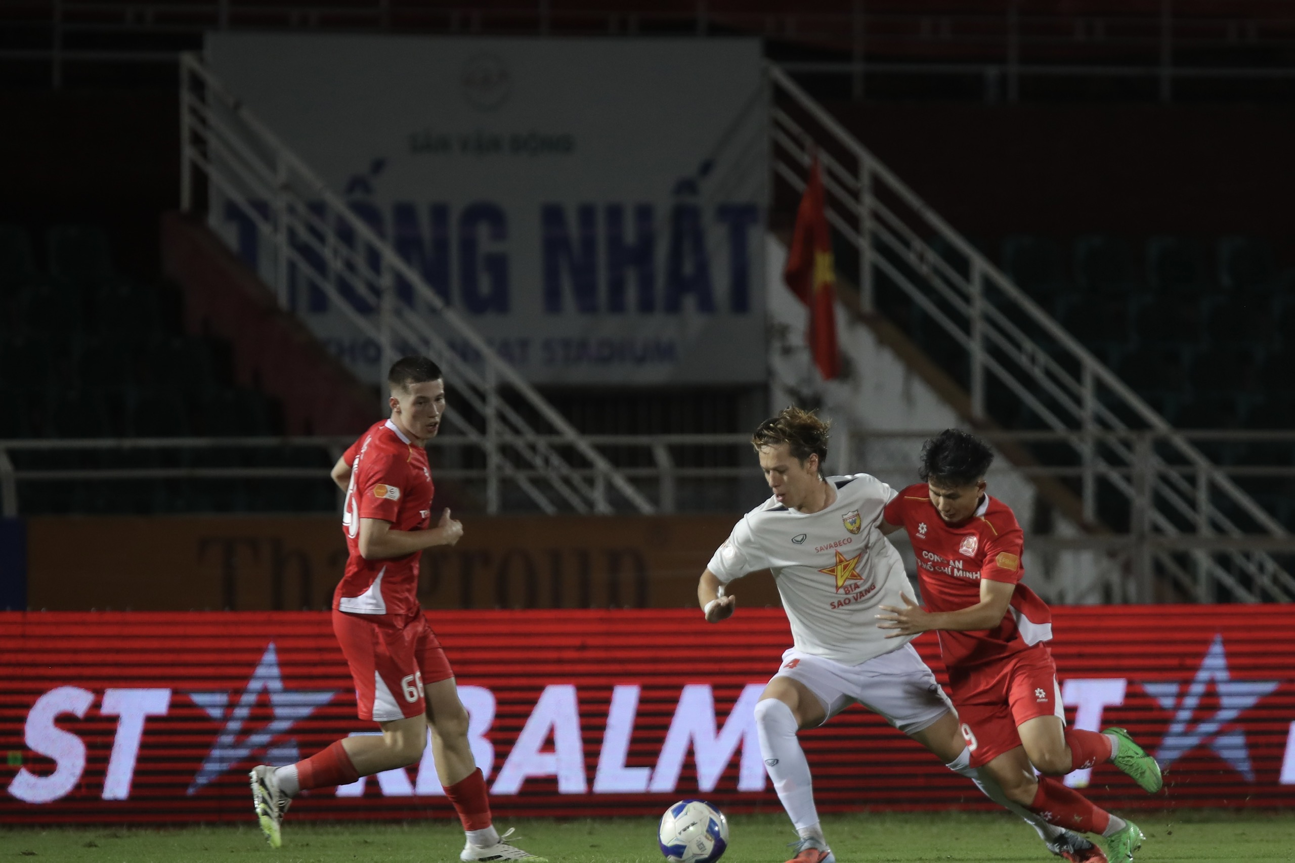 Tiền đạo Lee Williams (trái) còn quá non nớt