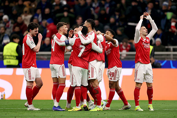 Arsenal đang dẫn đầu ở cả Ngoại hạng Anh lẫn Champions League. Arsenal dẫn đầu Ngoại hạng Anh và Champions League