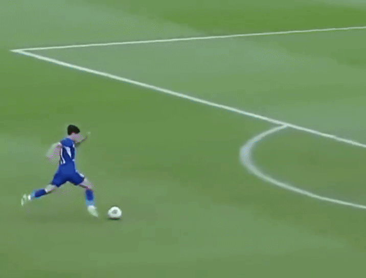 Pha phản công và ghi bàn của Hoàng Trung Anh