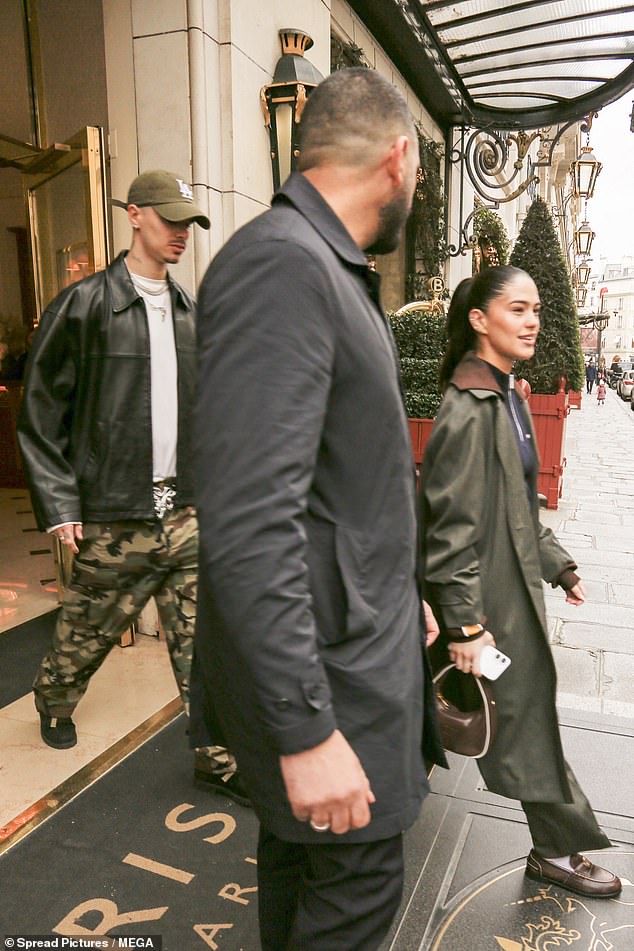 Hai con trai Beckham khoe tình anh em khăng khít sau khi bị anh cả Brooklyn 'tố' hợp lực 'tấn công' mình trên MXH - Ảnh 2.