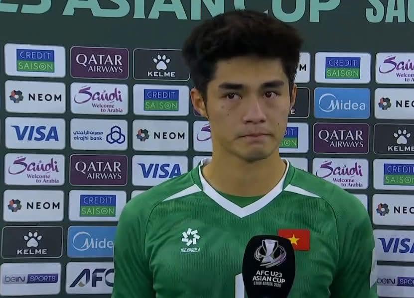 Thủ môn Trung Kiên xúc động sau trận đấu