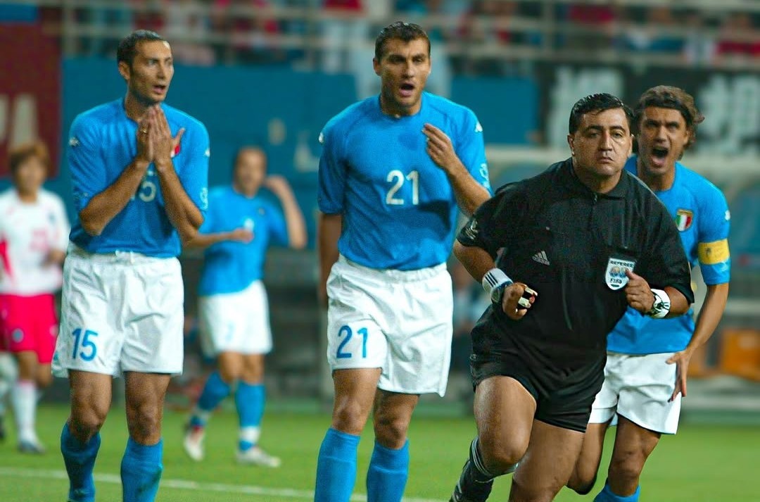 Các cầu thủ Ý rời sân cùng niềm tin vỡ vụn.