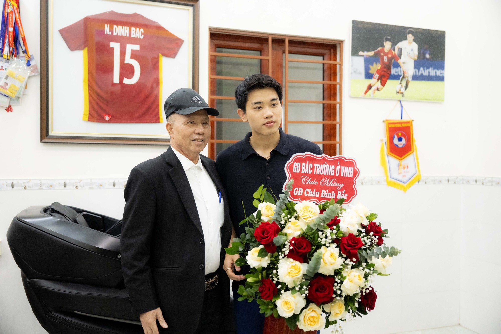 Những ngày qua nhà Đình Bắc nô nức người kéo về chúc mừng