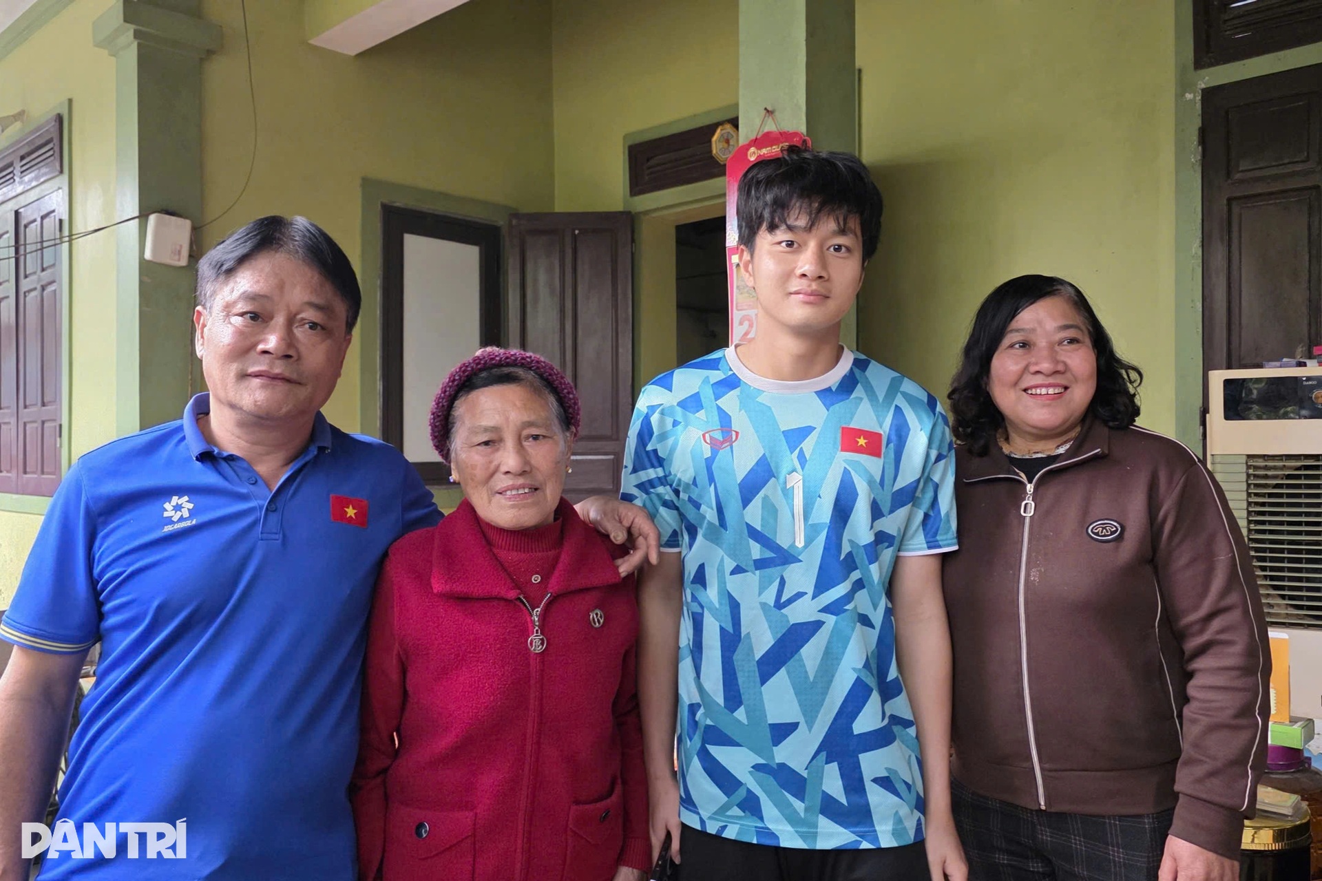 Người hâm mộ từ xa đến thăm cầu thủ