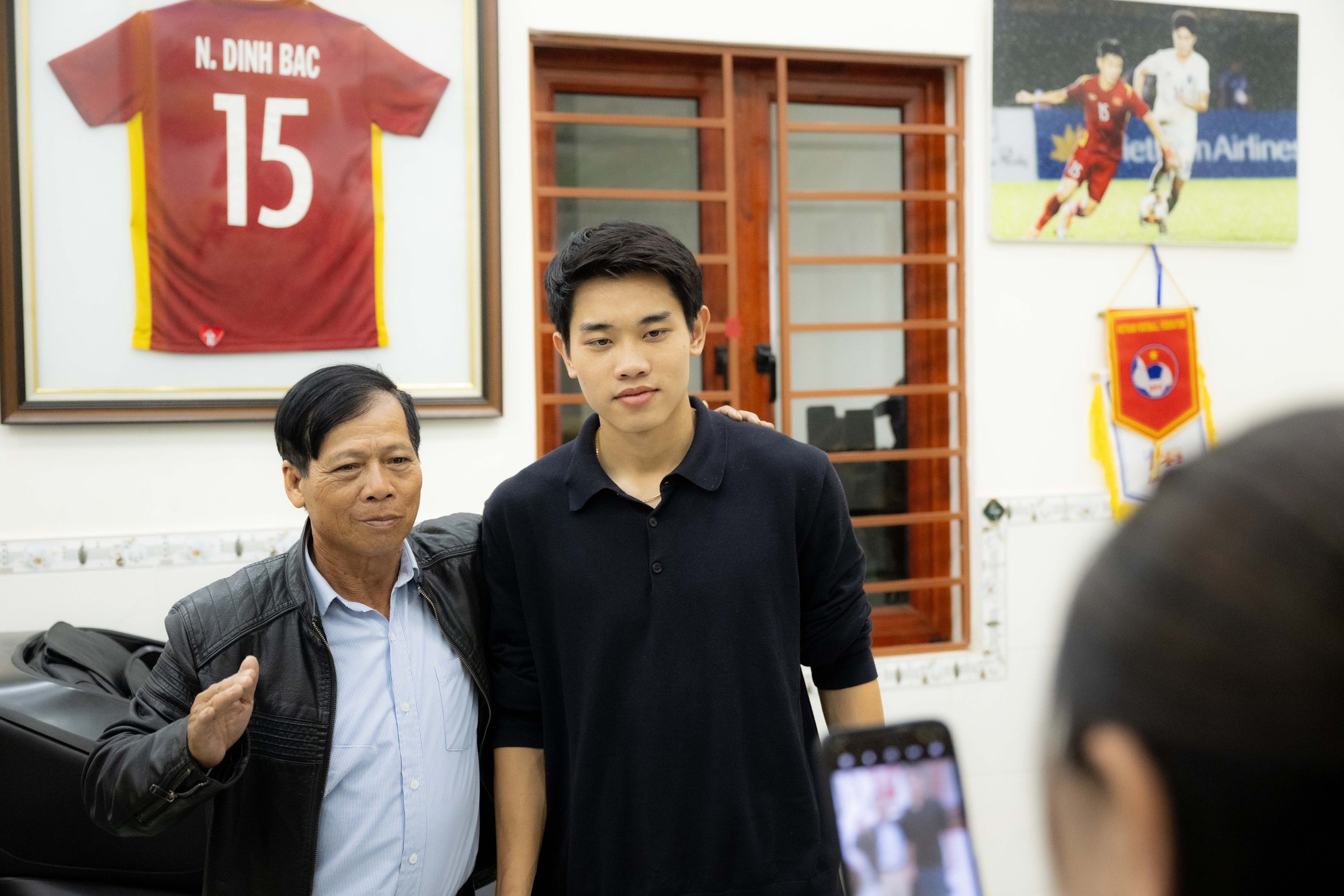 Ông Nguyễn Đình Ấp, bố của nam cầu thủ, xúc động chia sẻ về bữa tiệc tri ân