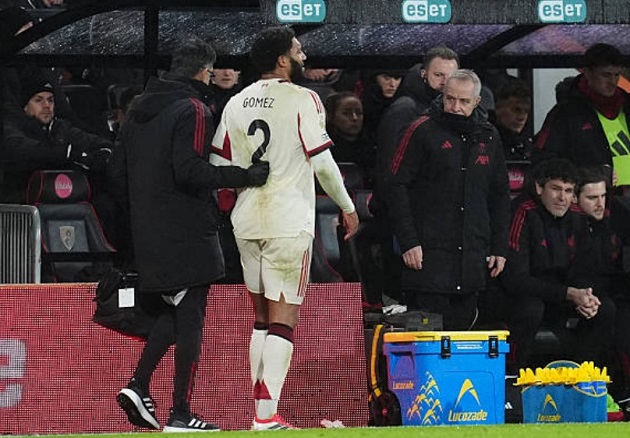 Joe Gomez rời sân do chấn thương
