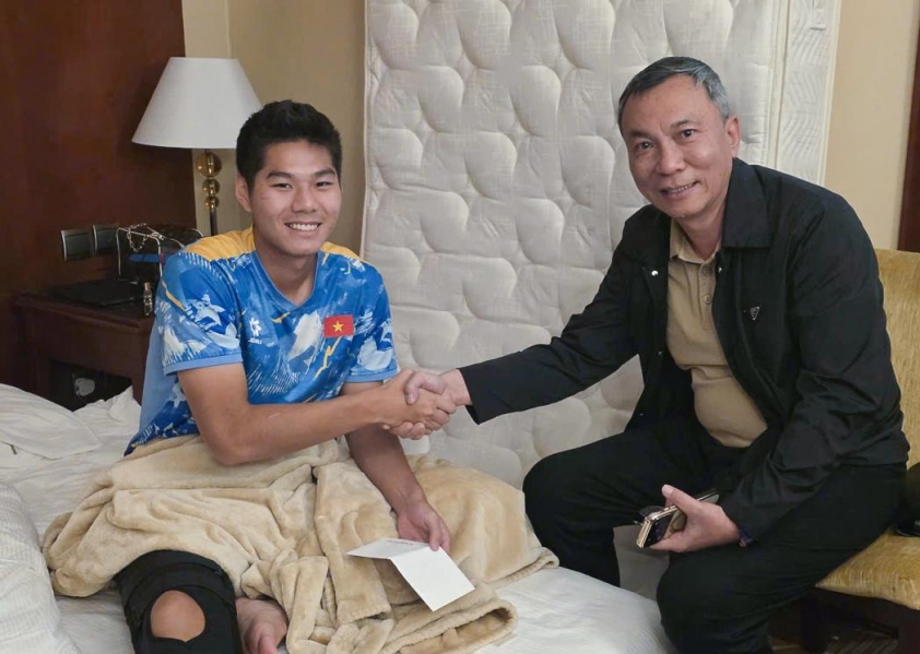 Chủ tịch LĐBĐVN Trần Quốc Tuấn ân cần thăm hỏi, động viên trung vệ Nguyễn Hiểu Minh. Chủ tịch LĐBĐVN Trần Quốc Tuấn thăm hỏi trung vệ Nguyễn Hiếu Minh