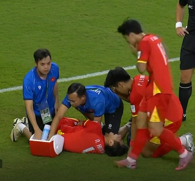 U23 Việt Nam thương nhau như thế: Ai cũng lo lắng khi Hiểu Minh chấn thương