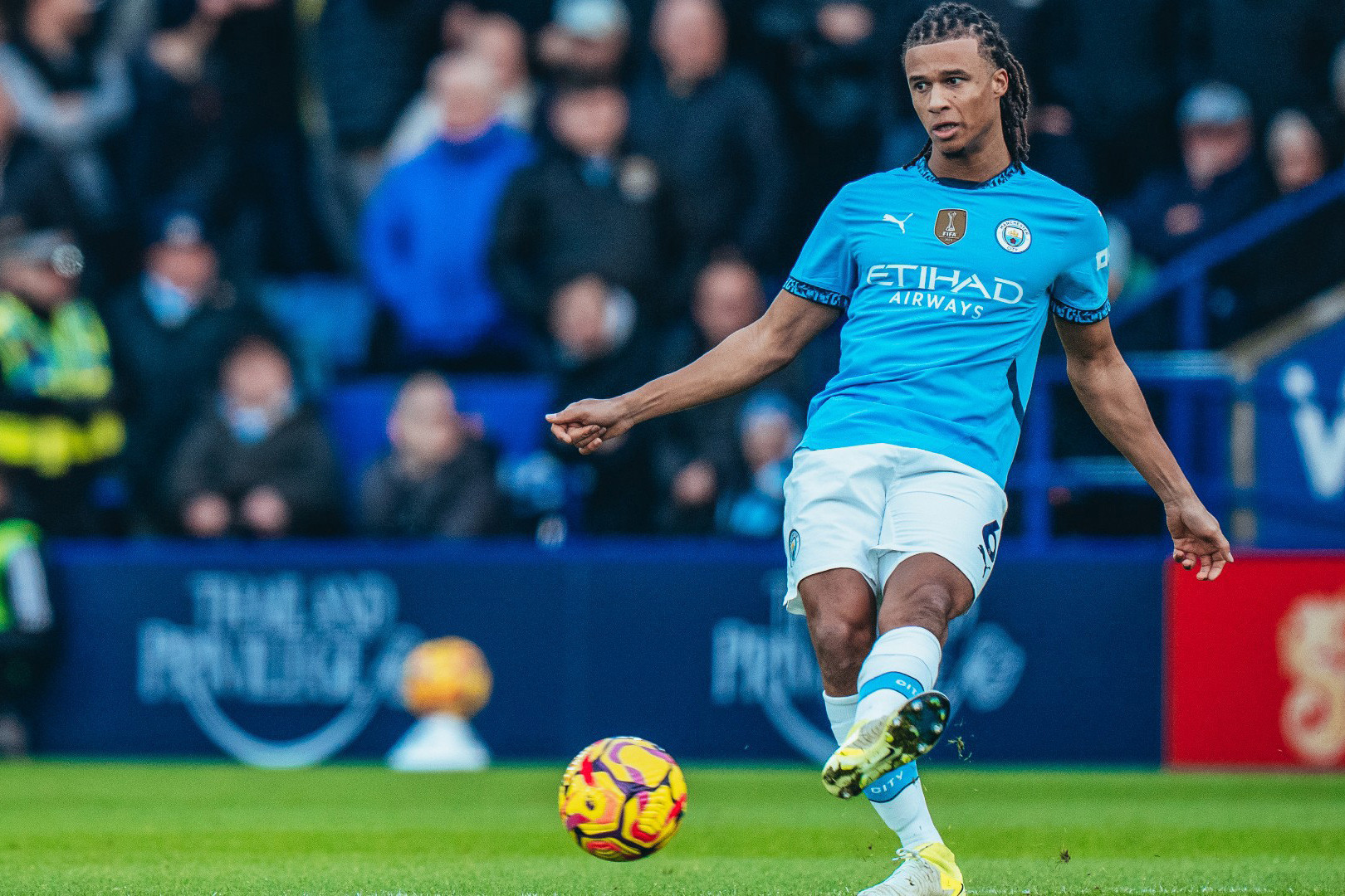 Hậu vệ Nathan Ake chuẩn bị rời Man City