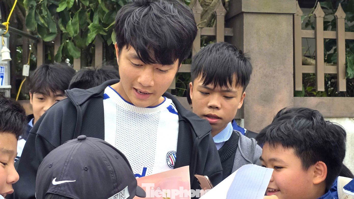 Thủ môn U23 Việt Nam trong vòng vây người dân quê