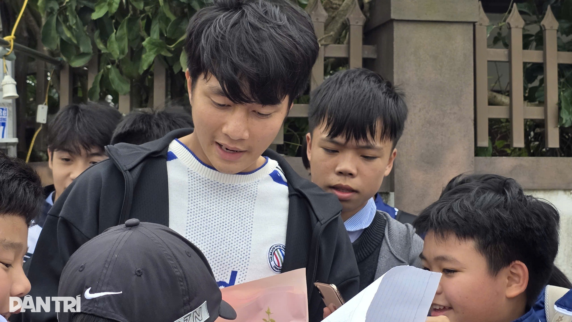 Cao Văn Bình ký tặng học sinh