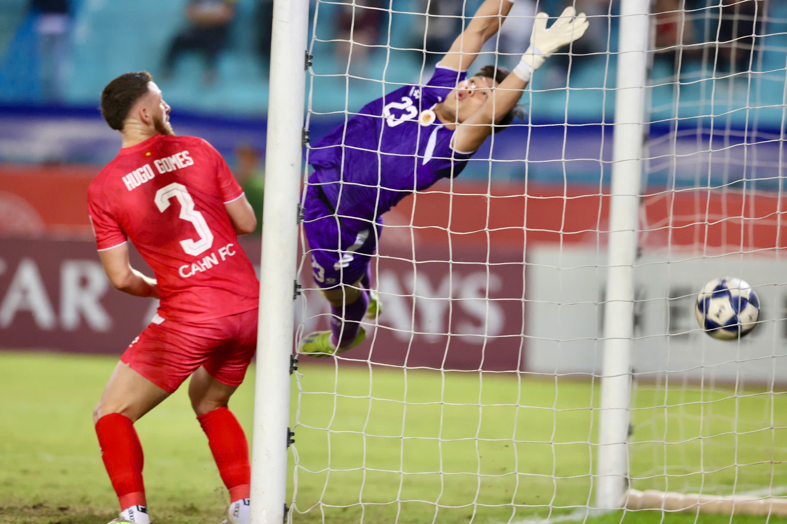 CAHN mất điểm đáng tiếc trước Macarthur trên SVĐ Hàng Đẫy