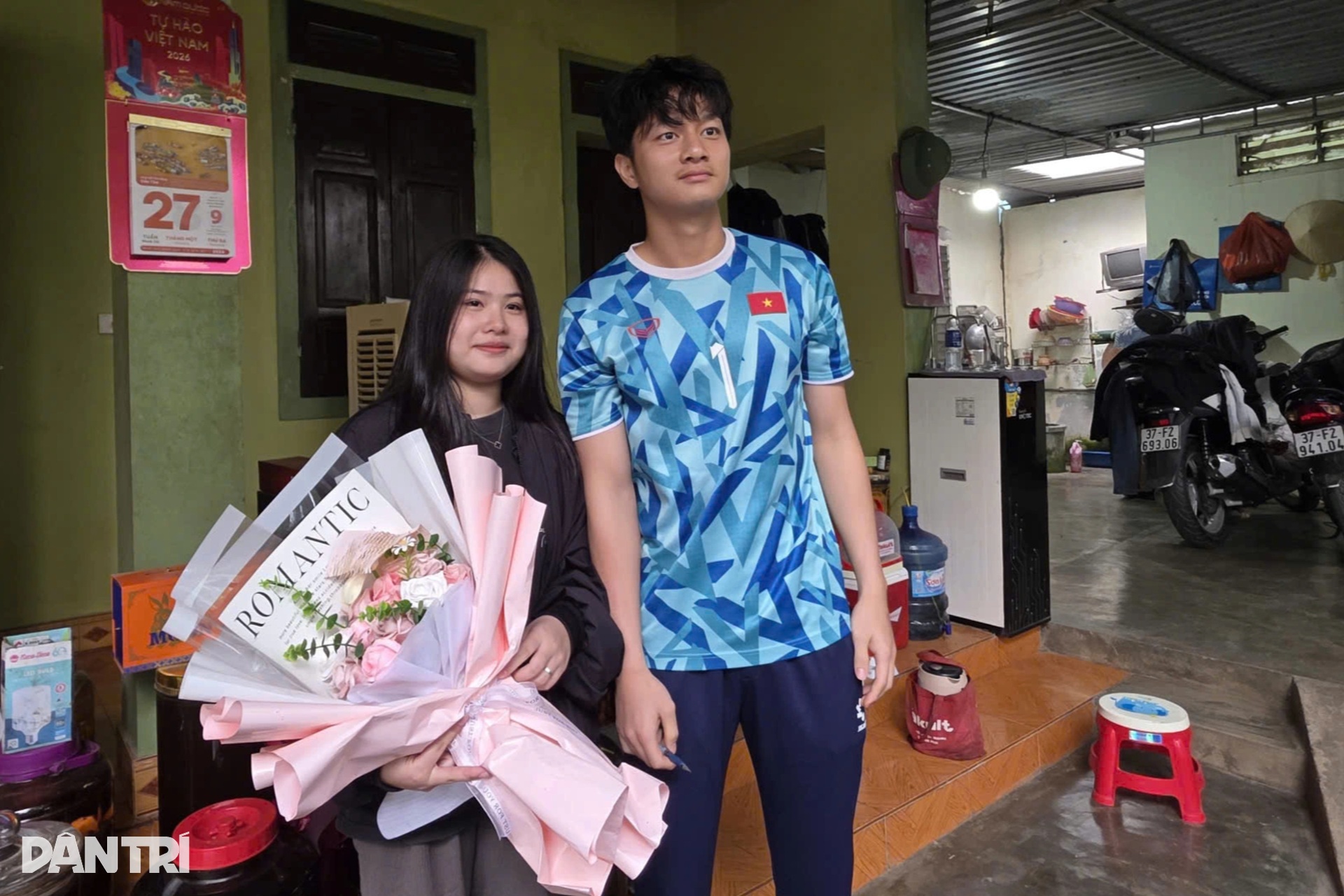 Nữ sinh tặng hoa thủ môn Cao Văn Bình