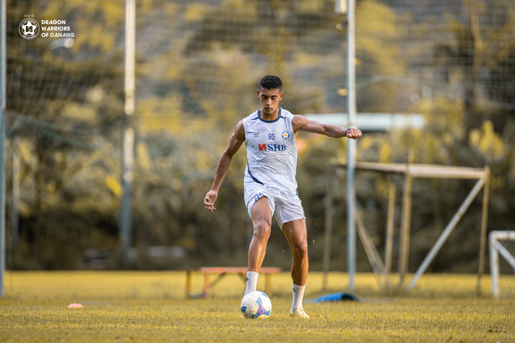 HLV Lê Đức Tuấn mong trung vệ Gustavo sớm được nhập quốc tịch Việt Nam - Ảnh 1.