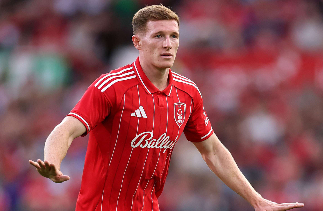 Elliot Anderson chơi bóng Elliot Anderson thi đấu cho Nottingham Forest
