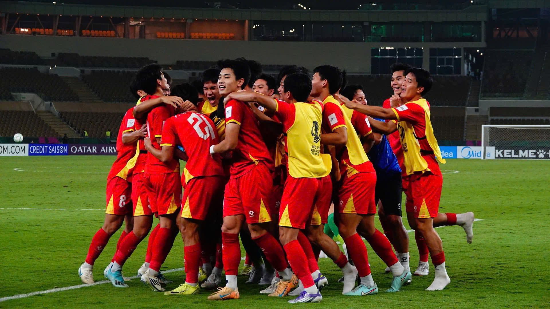 Đình Bắc cháy hết mình cùng đồng đội