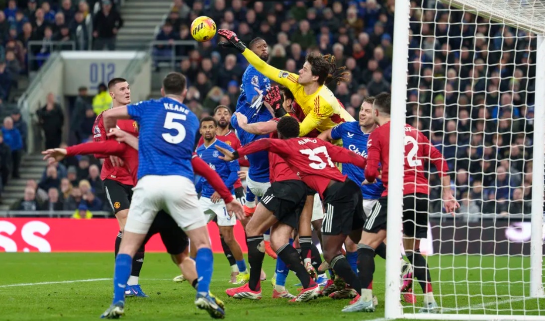 Lammens thi đấu xuất sắc cho MU