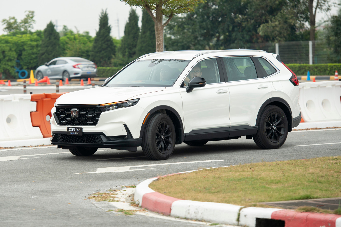 Honda CR-V hybrid hiện có giá từ 1,17 tỷ đồng