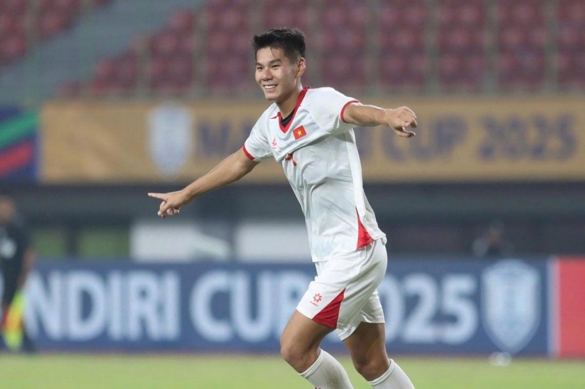 Trung vệ Hiểu Minh Trung vệ Hiểu Minh trên sân cỏ