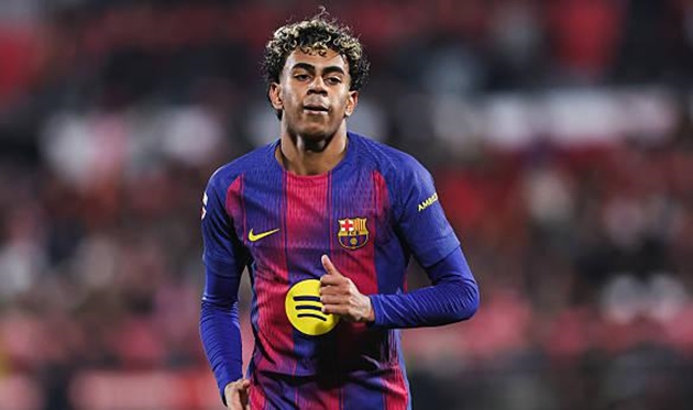 Lamine Yamal bị sốt ở trận đấu với Girona. Lamine Yamal bị sốt trên sân