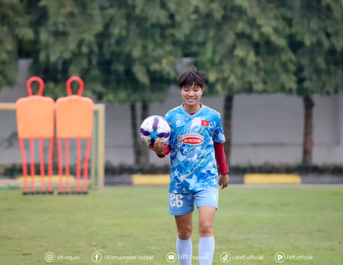 Tiền đạo Vũ Thị Hoa tích cực tập luyện cùng tuyển nữ Việt Nam