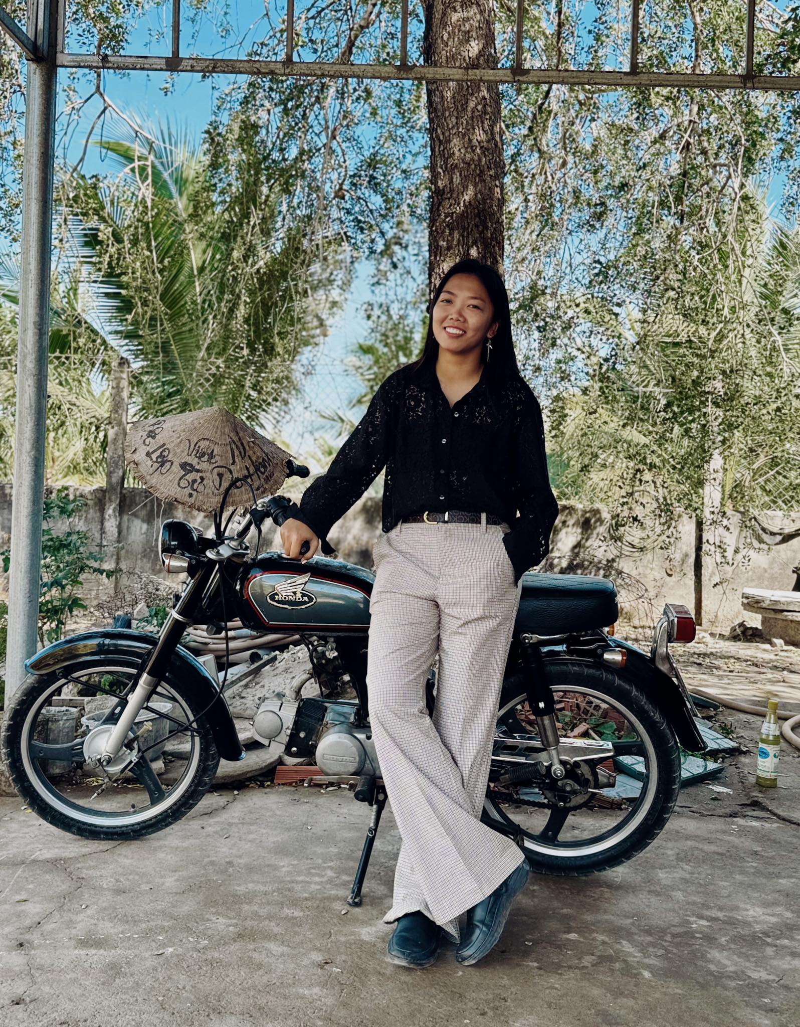 Huỳnh Như cực ngầu bên chiếc xe của tía 