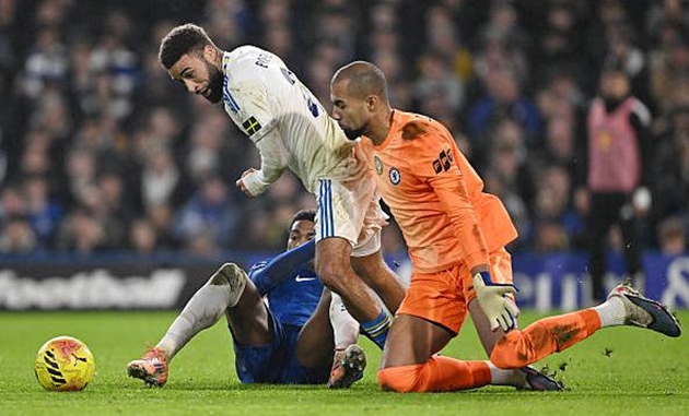 Hàng thủ Chelsea mắc sai lầm